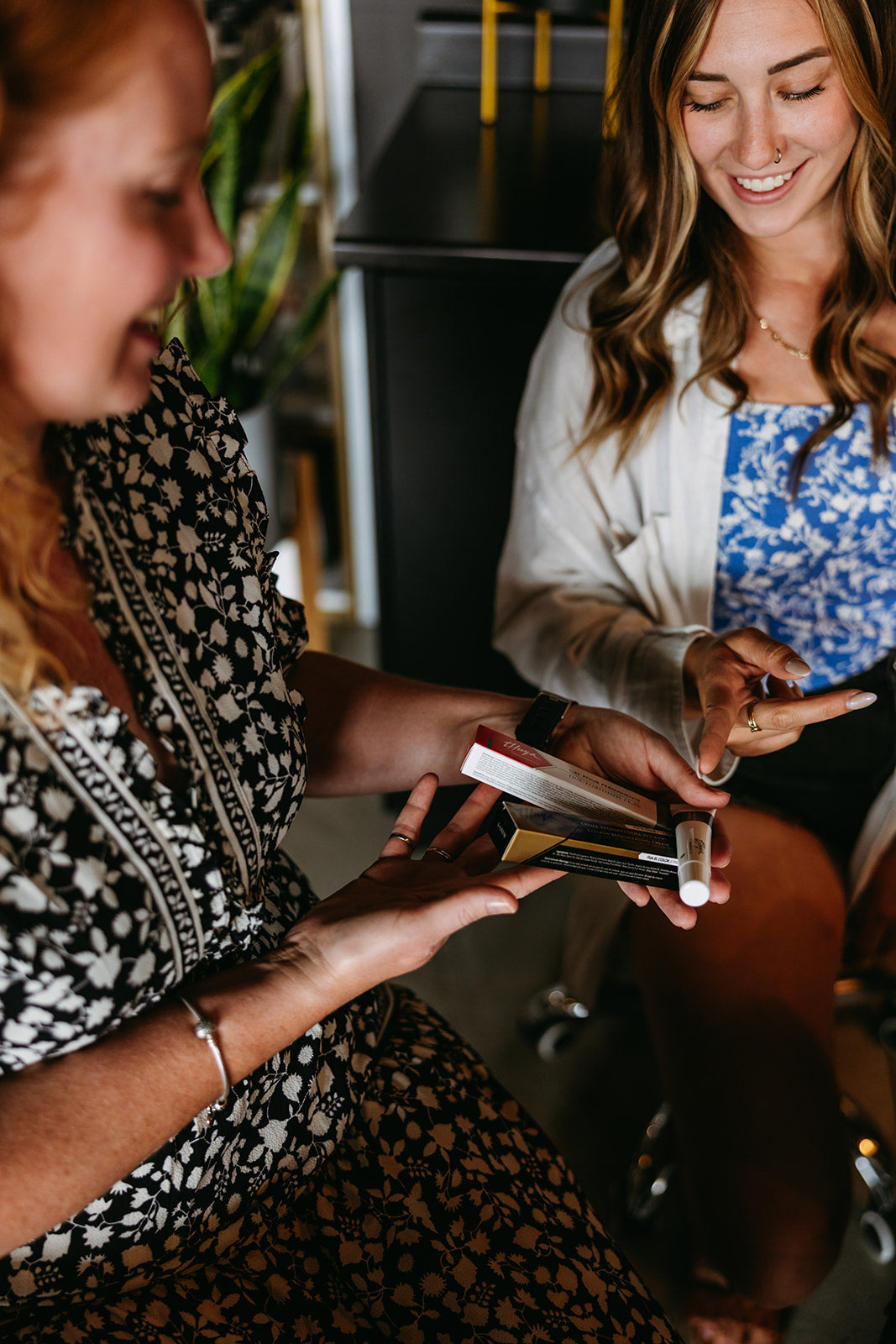 2 women looking at a Thuya brow lamination kit